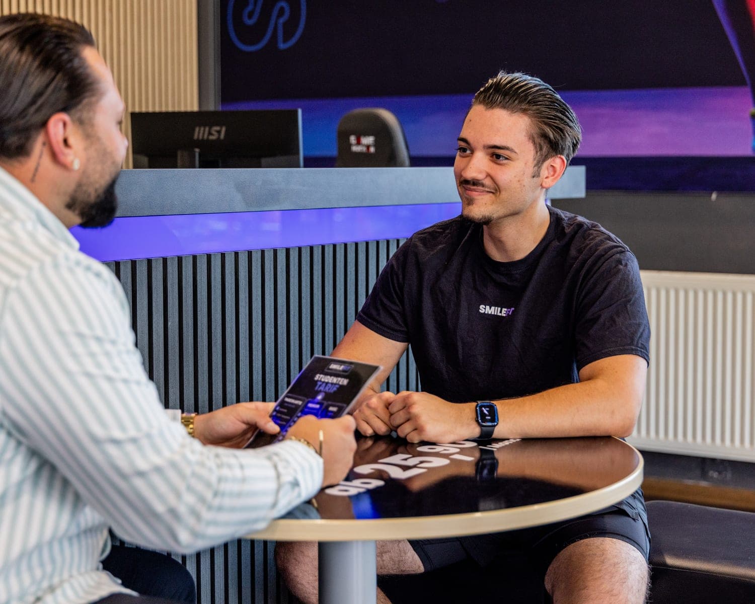 Facetronic-Berater zeigt einem Studiomitarbeiter das Dashboard auf dem Tablet
